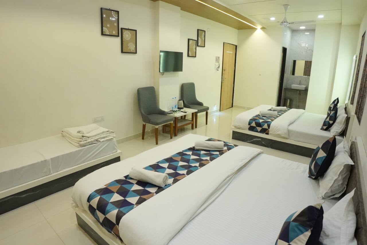 Deluxe 5 Bed AC Family Room at Hotel Ayodhya